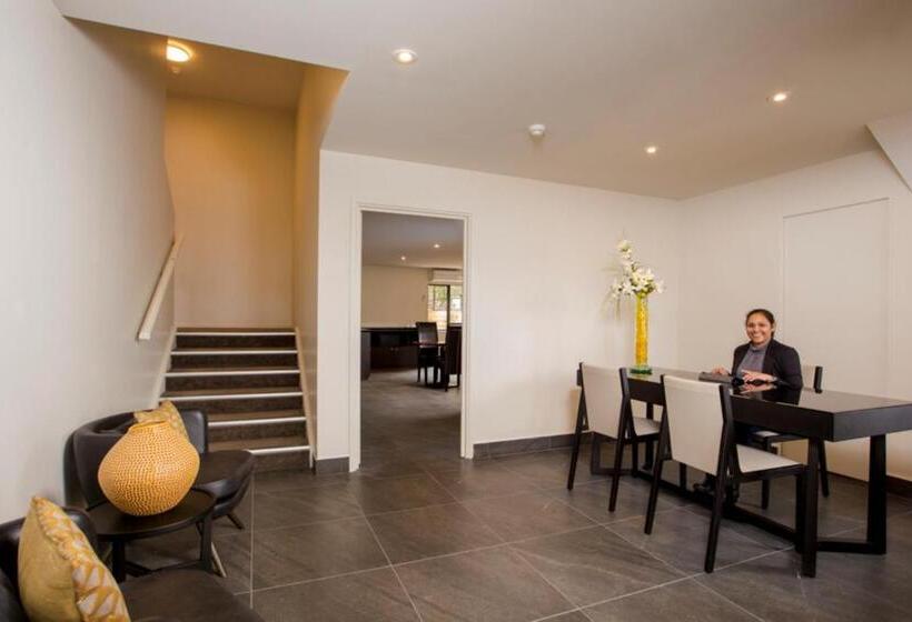 فندق على الطريق Greenlane Suites