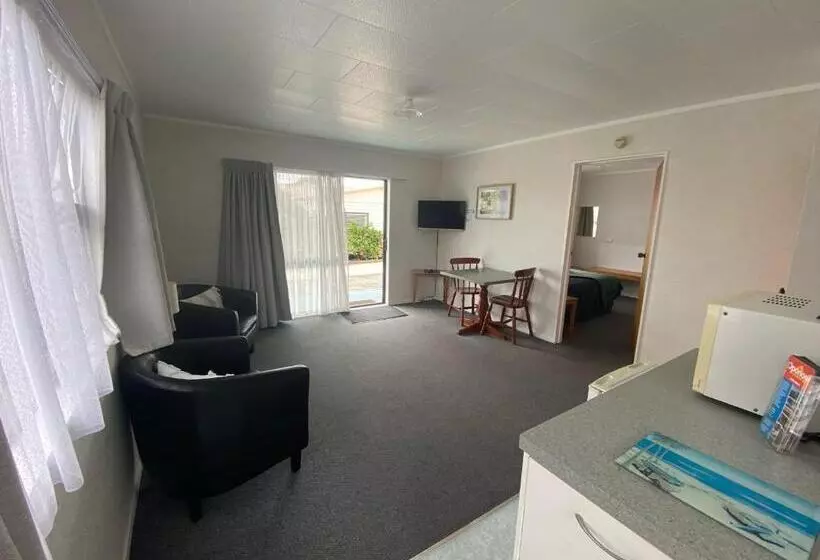 Opononi Lighthouse Motel