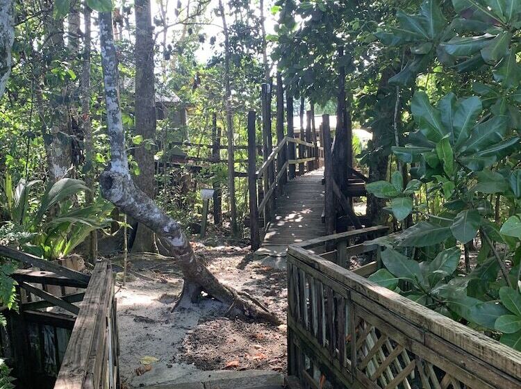 אתר נופש Lusia's Lagoon Chalets