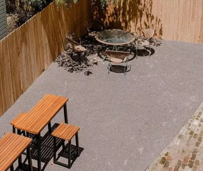 تختخواب و صبحانه The Butcher Rose