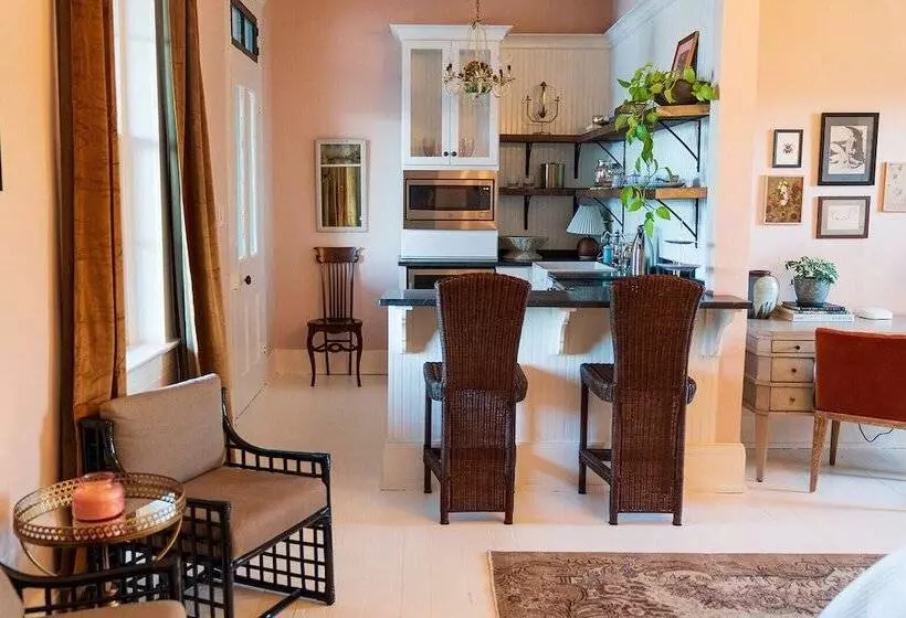 تختخواب و صبحانه The Butcher Rose