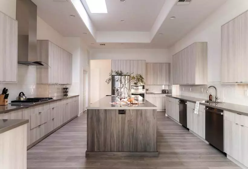 Julep By Avantstay Stylish 9 Br Estate W/ Mid Century Modern Decor