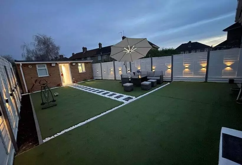 Majatalo North Avenue Guest House Ltd, Heathrow Airport Free Parking