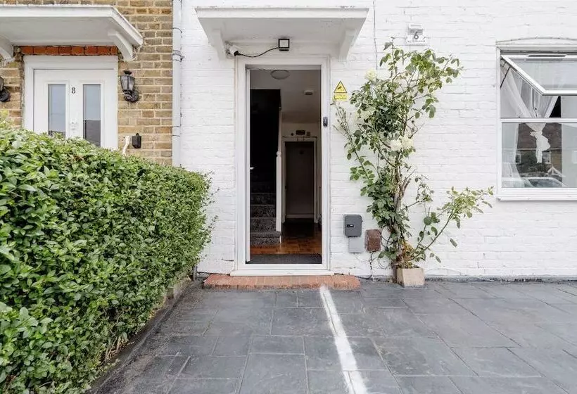 Majatalo North Avenue Guest House Ltd, Heathrow Airport Free Parking