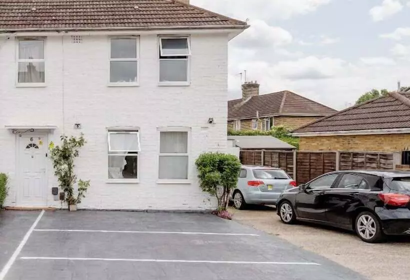 Majatalo North Avenue Guest House Ltd, Heathrow Airport Free Parking