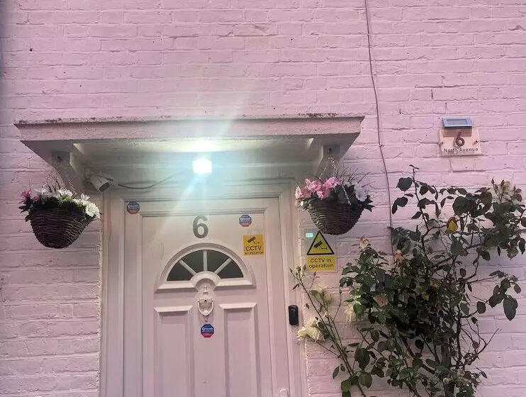 Majatalo North Avenue Guest House Ltd, Heathrow Airport Free Parking