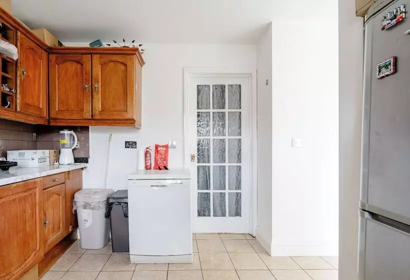 Majatalo North Avenue Guest House Ltd, Heathrow Airport Free Parking