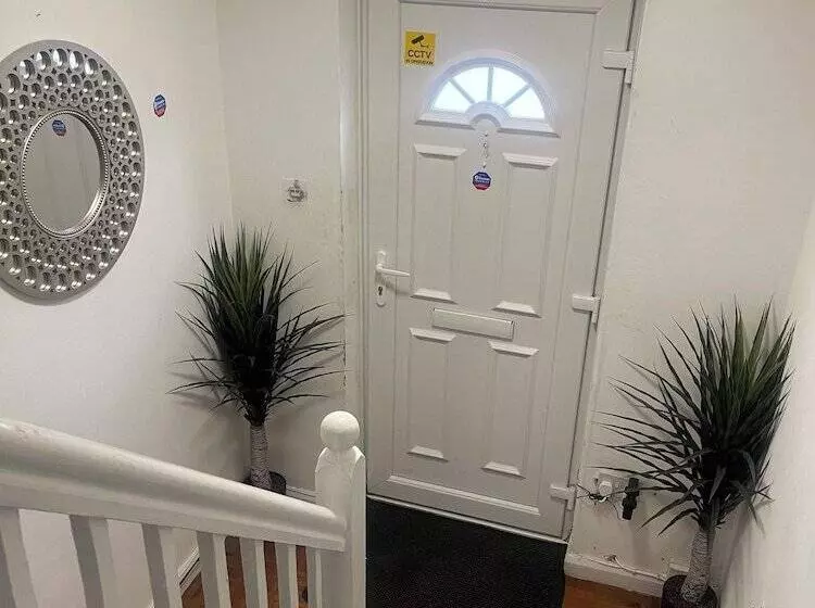 Majatalo North Avenue Guest House Ltd, Heathrow Airport Free Parking