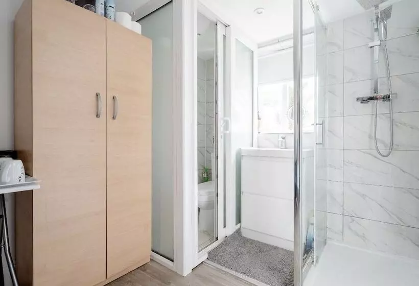 Majatalo North Avenue Guest House Ltd, Heathrow Airport Free Parking