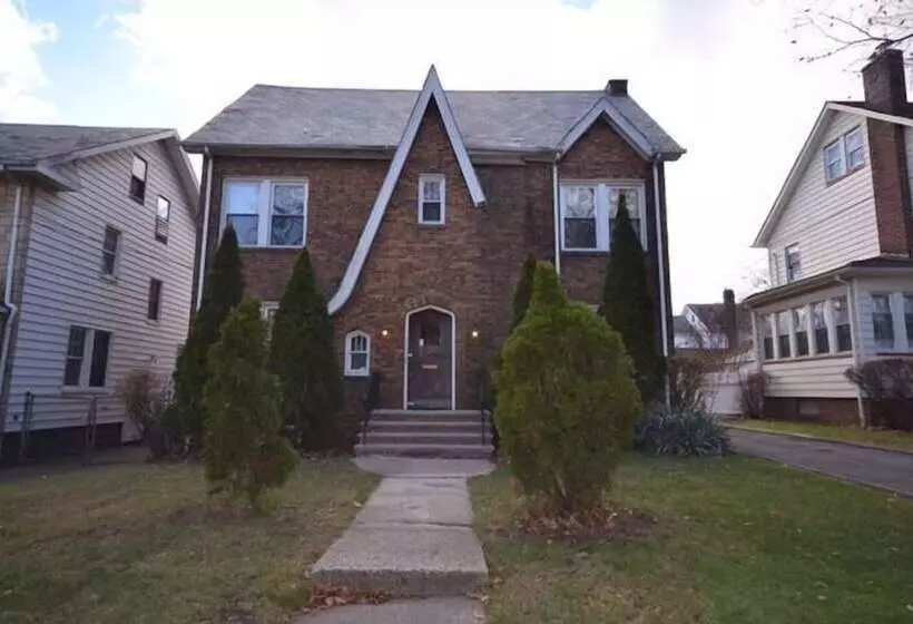 پانسیون Newark Hansbury Multi Level House