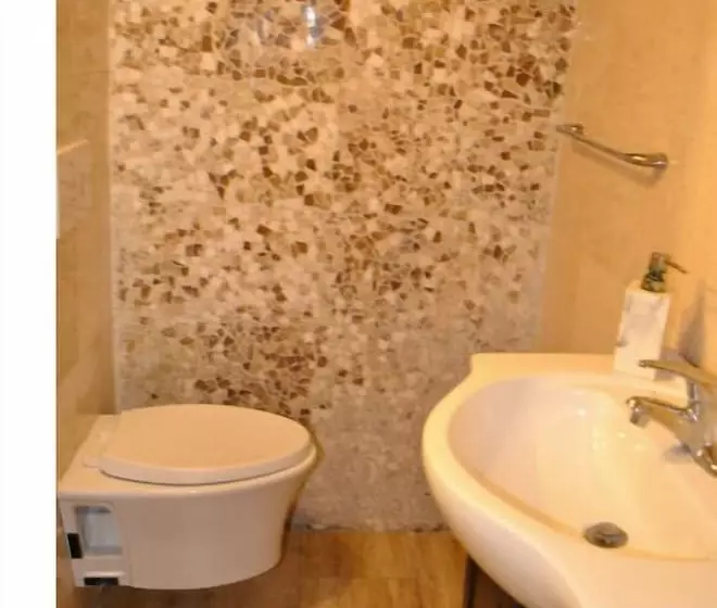 پانسیون Newark Hansbury Multi Level House