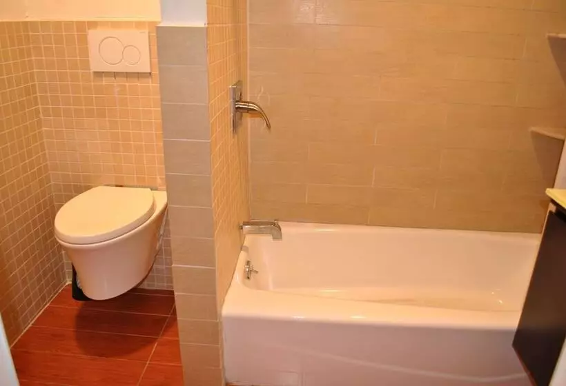 پانسیون Newark Hansbury Multi Level House