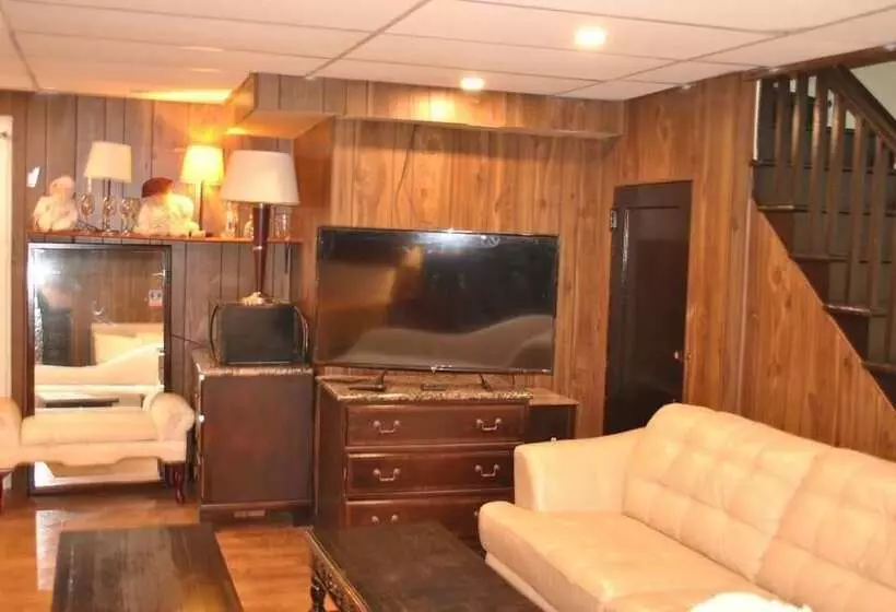 پانسیون Newark Hansbury Multi Level House