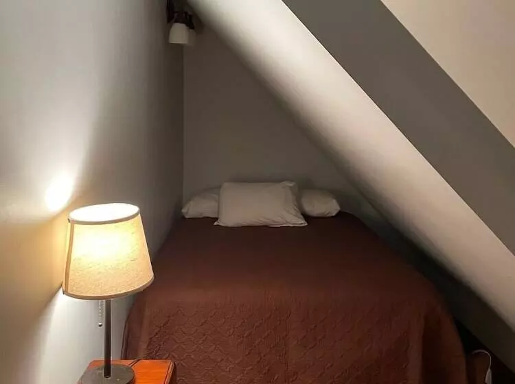 پانسیون Newark Hansbury Multi Level House