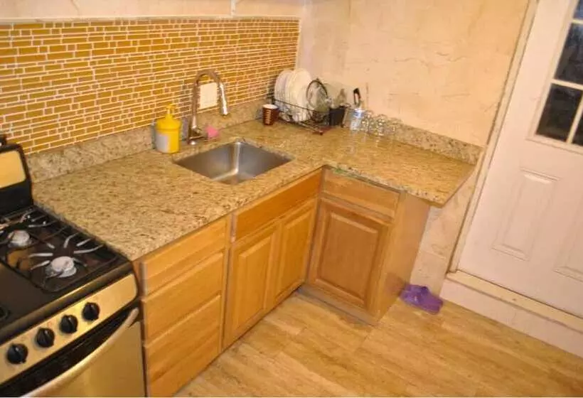 پانسیون Newark Hansbury Multi Level House