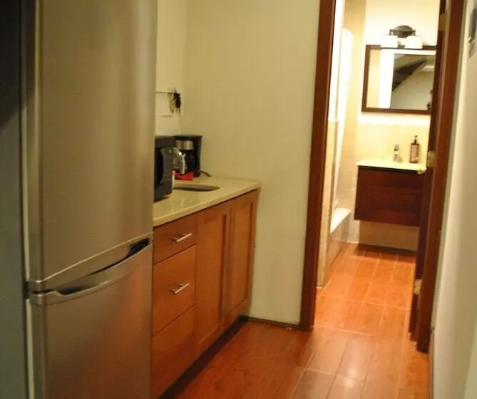 پانسیون Newark Hansbury Multi Level House