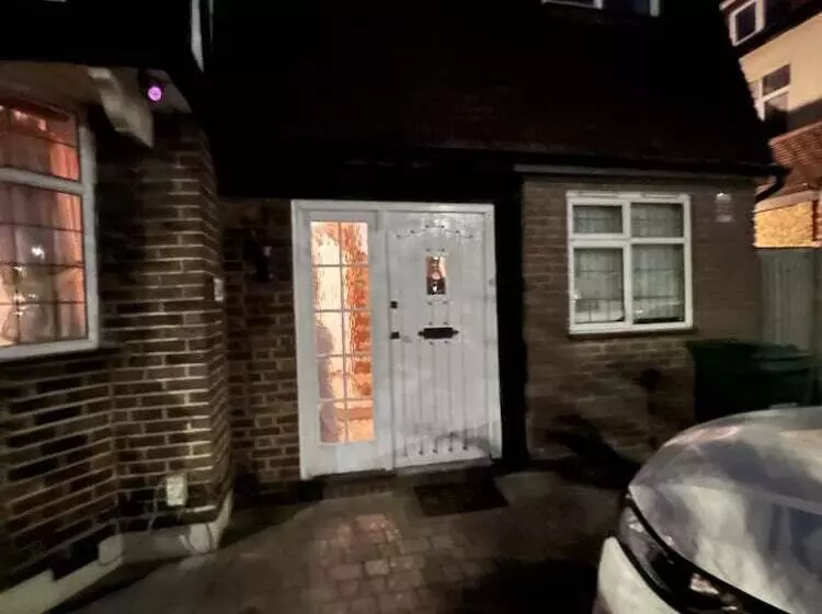 Residenssi 5  Bed Gem In Barnet, Short Let Luxury Awaits