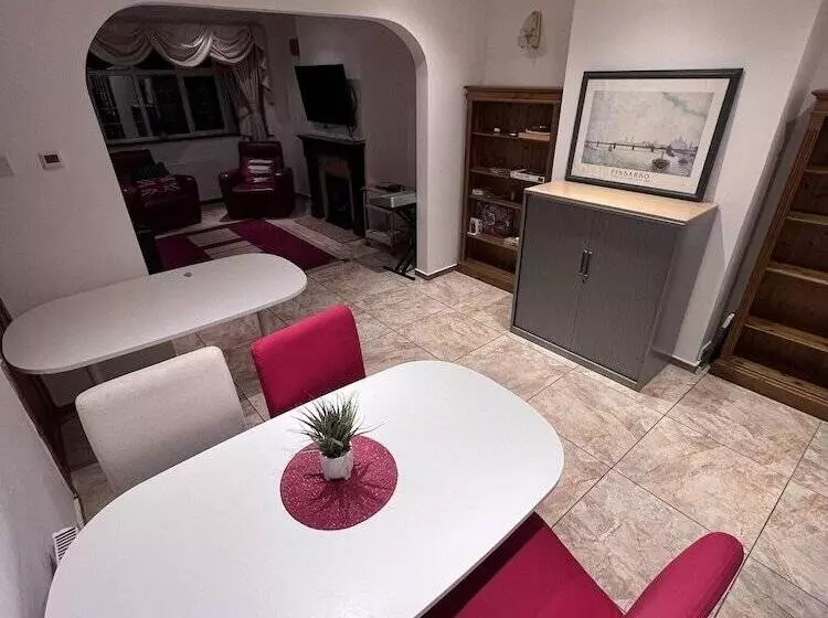 Residenssi 5  Bed Gem In Barnet, Short Let Luxury Awaits