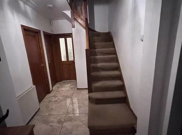 Residenssi 5  Bed Gem In Barnet, Short Let Luxury Awaits