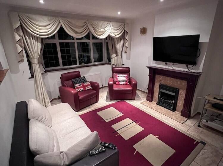 Residenssi 5 Bed Gem In Barnet, Short Let Luxury Awaits