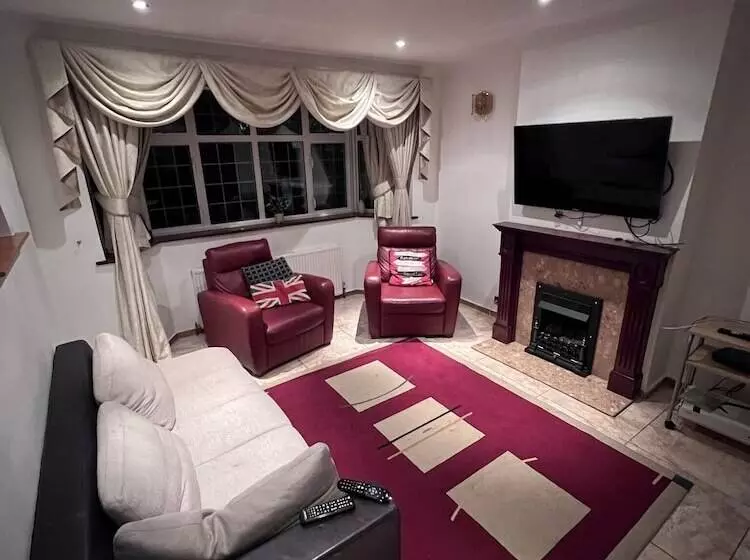 Residenssi 5  Bed Gem In Barnet, Short Let Luxury Awaits