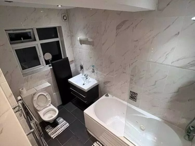 Residenssi 5  Bed Gem In Barnet, Short Let Luxury Awaits