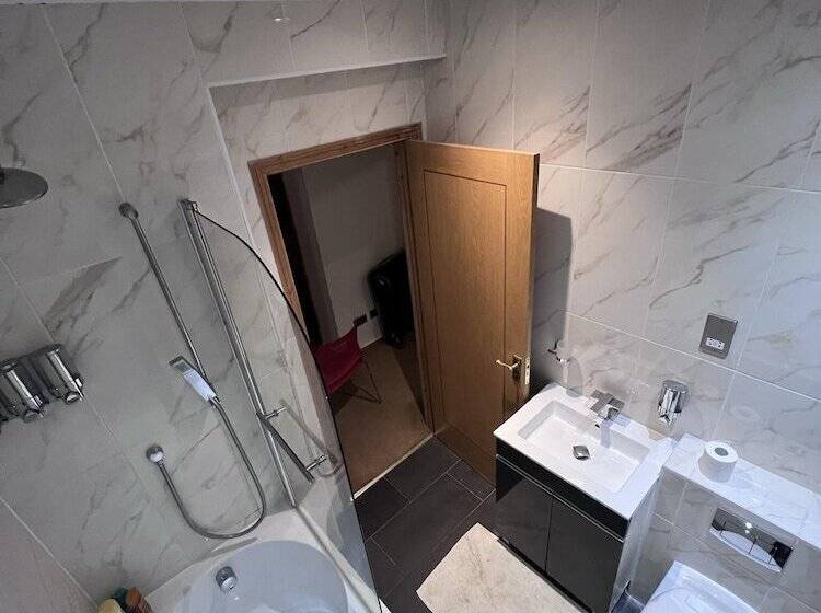 Residenssi 5 Bed Gem In Barnet, Short Let Luxury Awaits