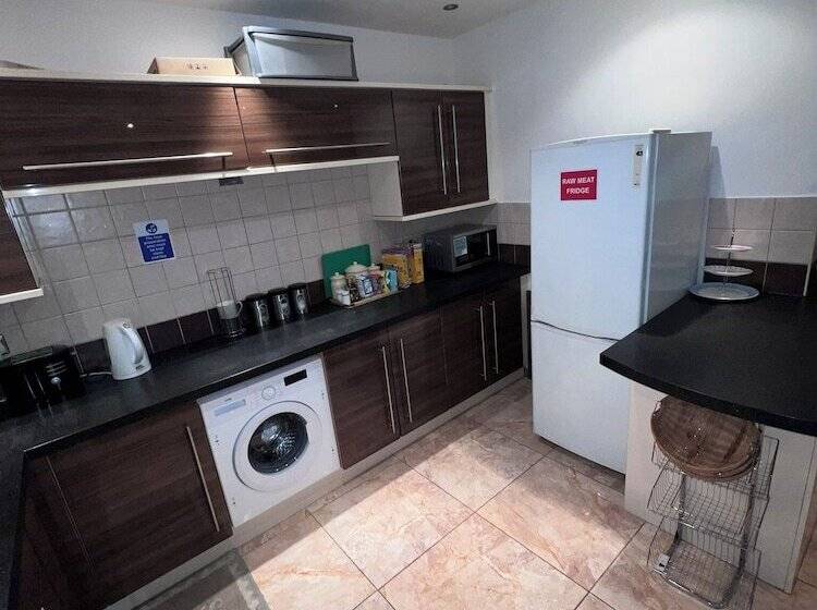 Residenssi 5 Bed Gem In Barnet, Short Let Luxury Awaits