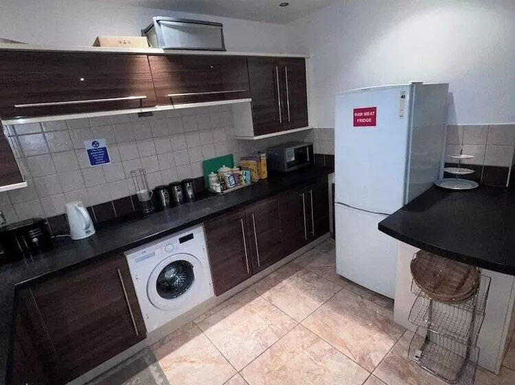 Residenssi 5  Bed Gem In Barnet, Short Let Luxury Awaits