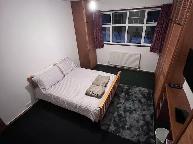 Residenssi 5  Bed Gem In Barnet, Short Let Luxury Awaits