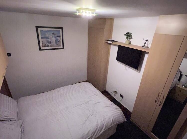 Residenssi 5 Bed Gem In Barnet, Short Let Luxury Awaits