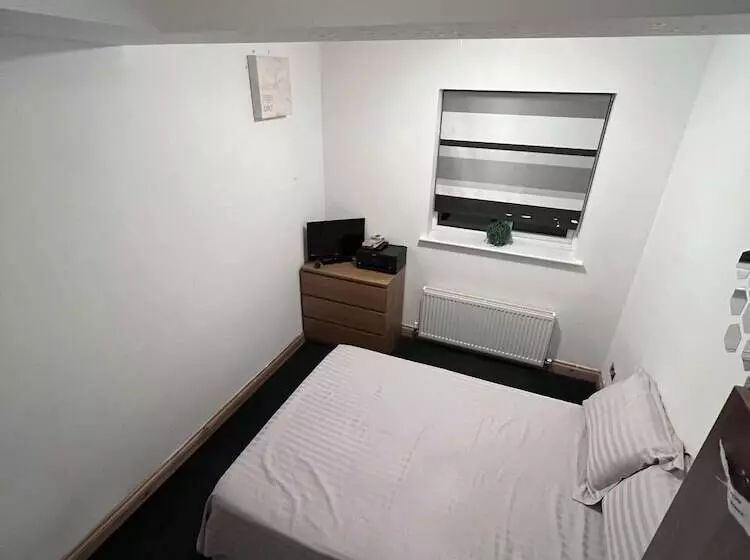 Residenssi 5  Bed Gem In Barnet, Short Let Luxury Awaits