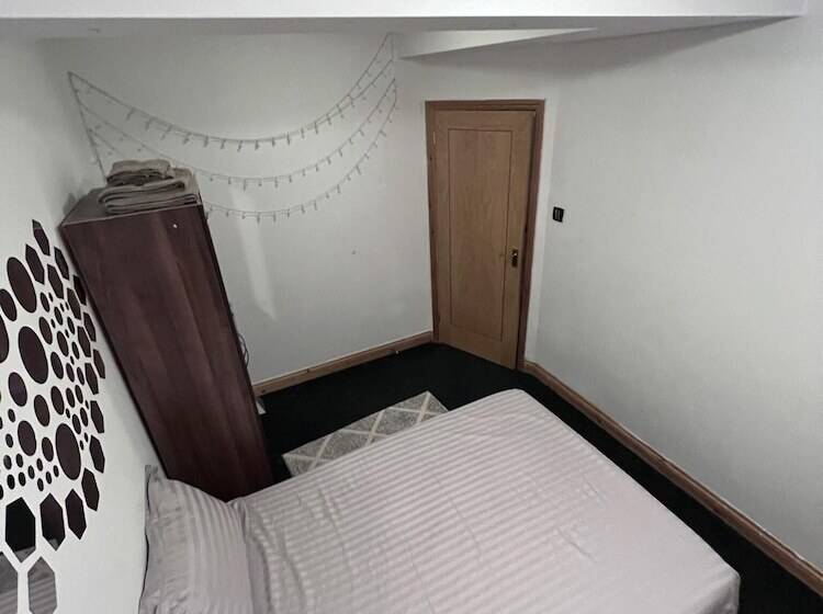 Residenssi 5 Bed Gem In Barnet, Short Let Luxury Awaits