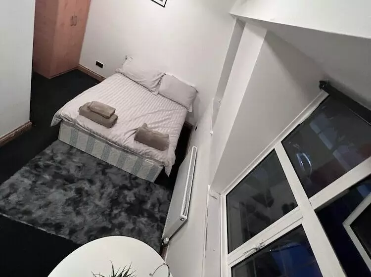 Residenssi 5  Bed Gem In Barnet, Short Let Luxury Awaits