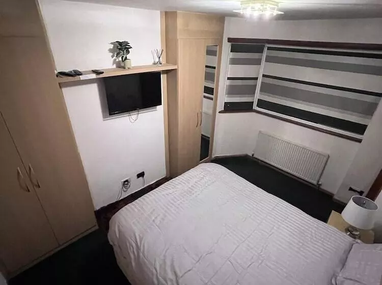 Residenssi 5  Bed Gem In Barnet, Short Let Luxury Awaits