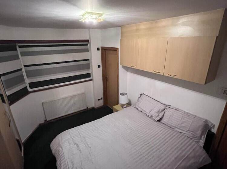 Residenssi 5 Bed Gem In Barnet, Short Let Luxury Awaits