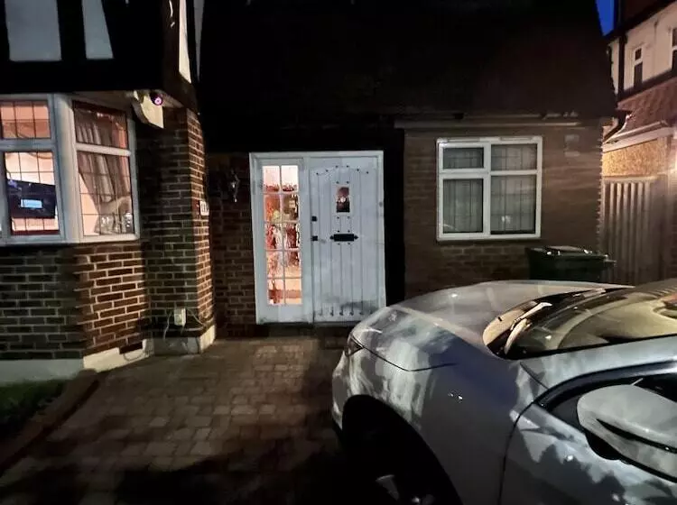 Residenssi 5  Bed Gem In Barnet, Short Let Luxury Awaits