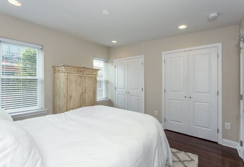 Home Away From Home   Grad Hospital Gem With Patio