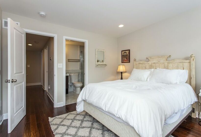 Home Away From Home   Grad Hospital Gem With Patio