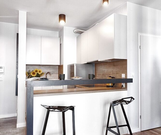 هتل E Apartments Dzielna 72