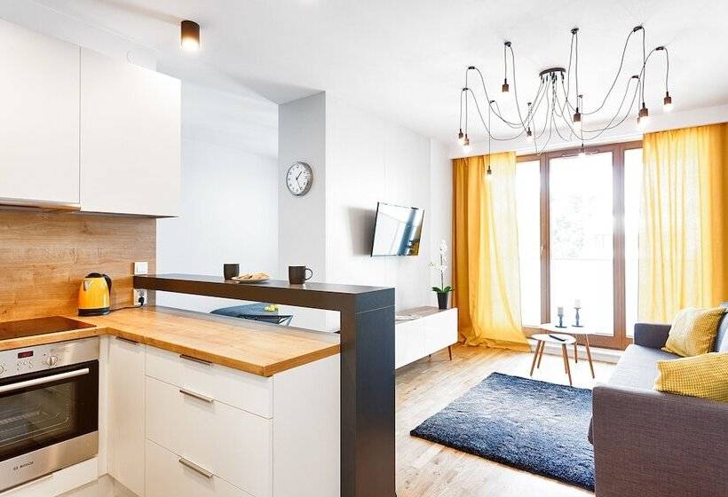 هتل E Apartments Dzielna 72