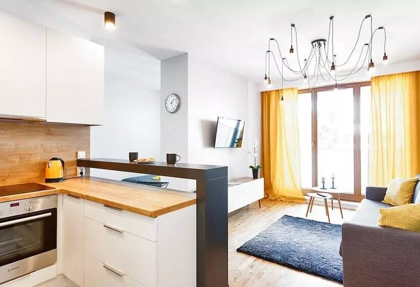هتل E Apartments Dzielna 72
