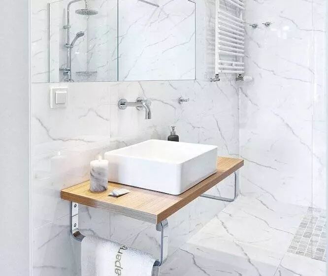 هتل E Apartments Dzielna 72