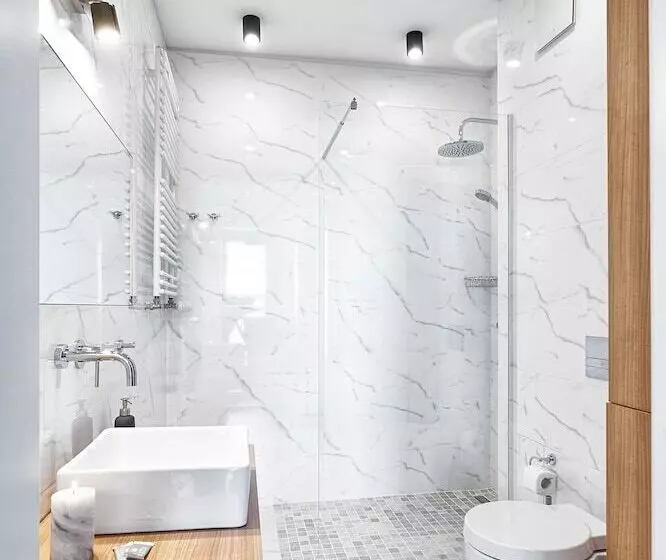 هتل E Apartments Dzielna 72