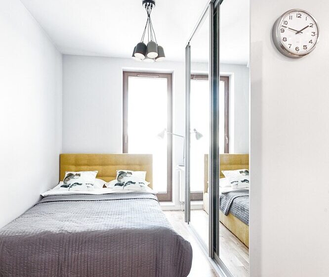 هتل E Apartments Dzielna 72