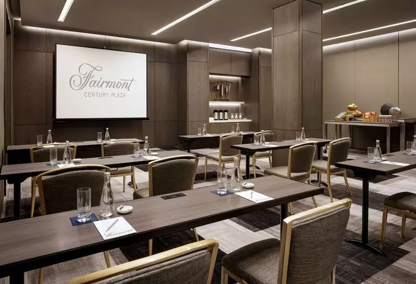 Hotelli Fairmont Century Plaza Gold Experience