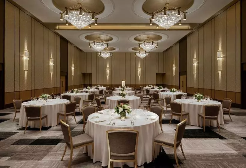 Hotelli Fairmont Century Plaza Gold Experience