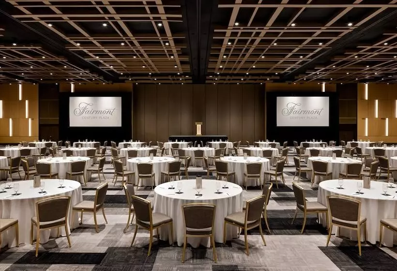 Hotelli Fairmont Century Plaza Gold Experience