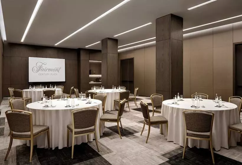 Hotelli Fairmont Century Plaza Gold Experience