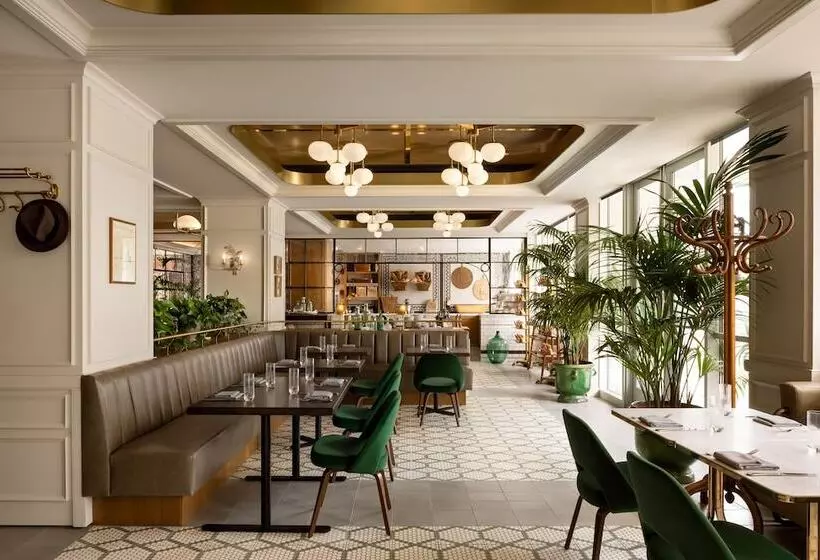 Hotelli Fairmont Century Plaza Gold Experience